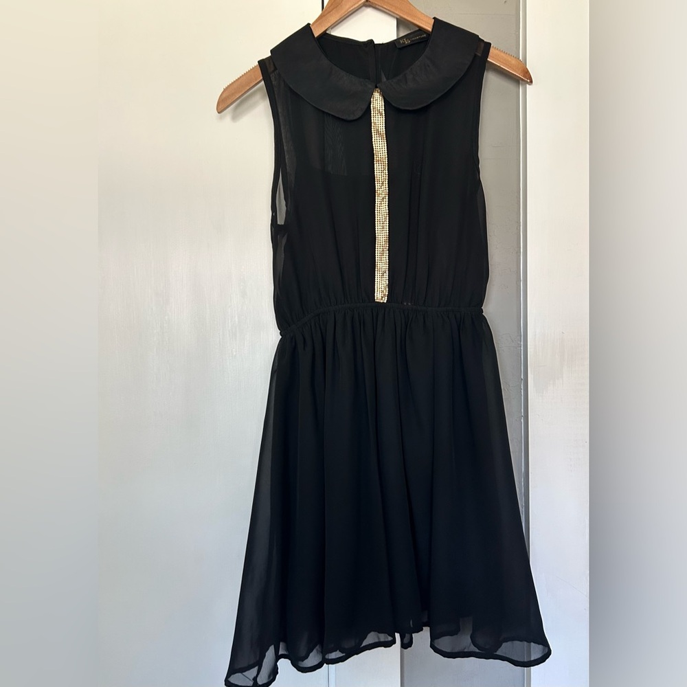 Kld Signature Black Flounce Dress w/ Peter Pan Collar & Metal Embellishment Sz S